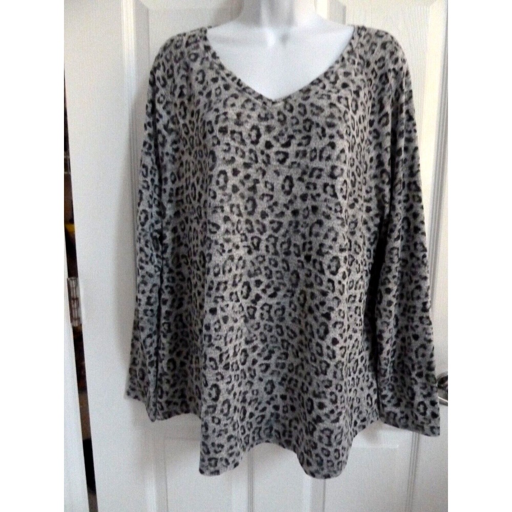 Chico's Zenergy Gray Cheetah Print V-Neck Long Sleeve Top Size 2 Large 12/14